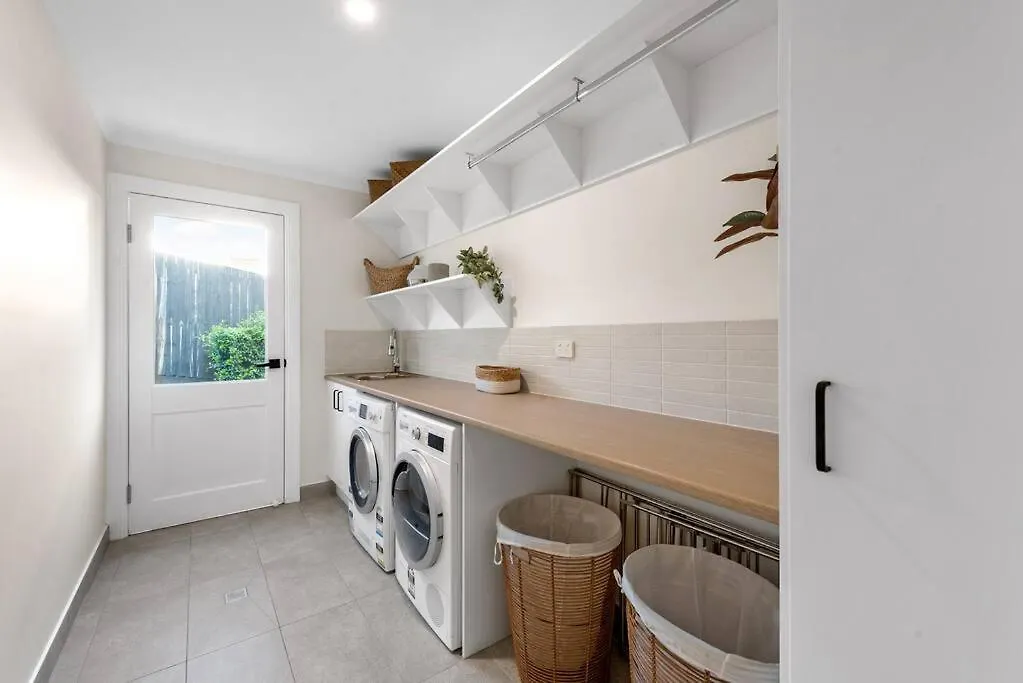 A Family Affair ~ 4 Bed/2.5Bath/Pool ~ Morningside Villa Brisbane Holiday home