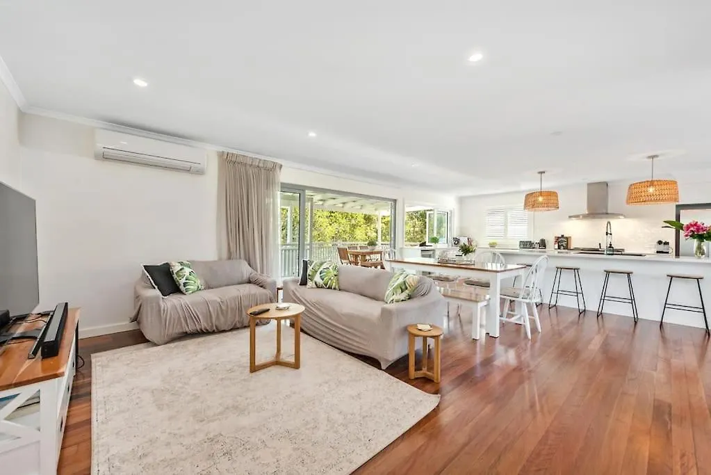 A Family Affair ~ 4 Bed/2.5Bath/Pool ~ Morningside location